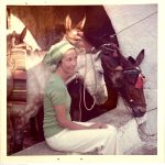 A Santorini, cavalcando per la montagna